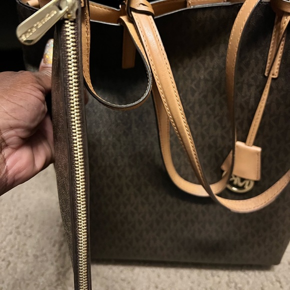 Authentic Micheal Kors Tote. - Picture 5 of 5